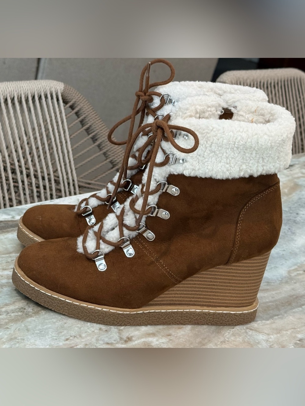 Women’s STEVE MADDEN Monica tan suede Sherpa lined lace up wedge boot- Size 10